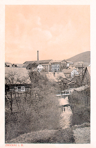 This picture postcard shows the houses standing along of the Boberský potok brook between the new housing estate and the houses in the street Žitavská ulice. The weawing mill in the background, built in 1884 by Gustav Niessner, became one of the first victim of the Depression and had been demolished already in 1934 but its smaller building survived to present days.