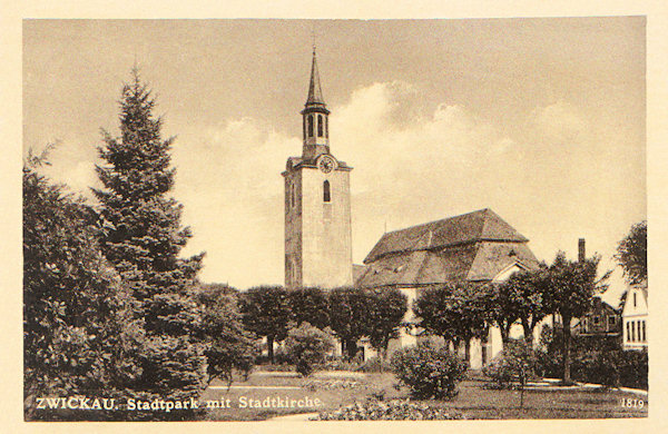 Auf dieser Ansichtskarte aus den 30er Jahren des 20. Jahrhunderts sieht man die Kirche zur hl. Elisabeth mit dem sie umgebenden Stadpark, der 1907 an Stelle des früheren Friedhofs eingerichtet wurde.