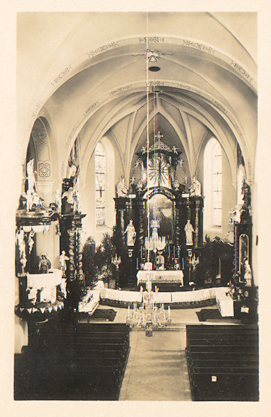 Diese Ansichtskarte zeigt das Innere der Kirche der hl. Elisabeth um die erste Hälfte des 20. Jahrhunderts.
