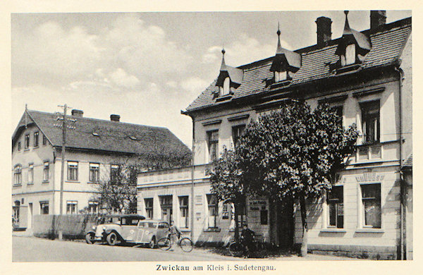 Diese Ansichtskarte aus der Zeit um den 2. Weltkrieg zeigt das Gebäude des ehemaligen Hotels „Zur Stadt Rumburg“ in der heutigen Komenský-Gasse. In den meisten Hotels konnte man damals einen Personenwagen mieten - hier dienten dazu zwei „Tatra“-Wagen.