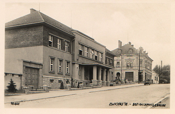 Auf dieser Ansichtskarte sieht man das neue Gebäude des Bezirksgerichts, das an der alten Röhrsdorfer Strasse 1927 erbaut worden ist. Heute dient das Haus in fast unveräderter Form der Sparkasse.