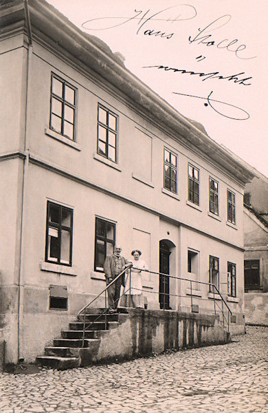 Auf dieser Ansichtskarte aus der Zeit vor dem 1. Weltkrieg posieren die Gatten Heinrich und Fanni Stolle vor ihrem Hause in der heutigen Pivovarská ulice (früher C. F. Balle-Gasse) unter dem Marktplatz.