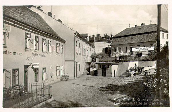 On this picture postcard from the 30s of the 20th century there are the buildings of the then general and pulmonary hospital on the margin of the town below the Calvary hill. The hospital, which originated 1879 from the former town hospital thanks to the then burgermeister  J. F. Knobloch, served till the end of World War Two. In 1996, a community care service was opened in it.