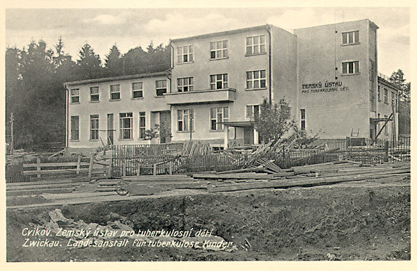 Auf dieser Ansichtskarte vom Jahre 1932 ist das neuerbaute Haus der damals erweiterten Kinderheilanstalt am Fusse des Křížový vrch (Kalvariberg) abgebildet.