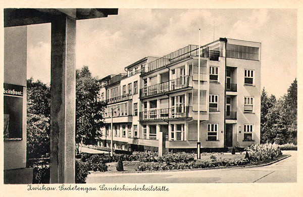 Diese Ansichtskarte zeigt das neue, in den30er Jahren des 20. Jahrhunderts im Areal des Sanatoriums unterhalb des Křížový vrch (Kalvarienberg) erbaute Gebäude.
