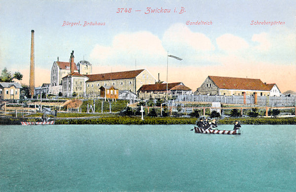 Auf dieser Ansichtskarte von 1917 sieht man das städtische Bräuhaus, das 1867 an der Strasse nach Jablonné (Gabel) erbaut worden ist. Der im Vordergrund abgebildete, als Badeteich mit Gondelfahrt benützte Hoffmanns Teich wurde um 1938 abgelassen.