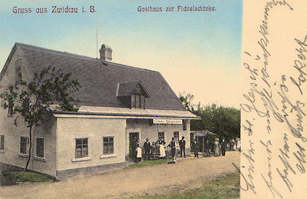 Diese Ansichtskarte zeigt das früher beliebte Gasthaus „Fichtelschänke“, das am unteren Ende von Cvikov an der nach Lindava (Lindenau) führenden Strasse stand.