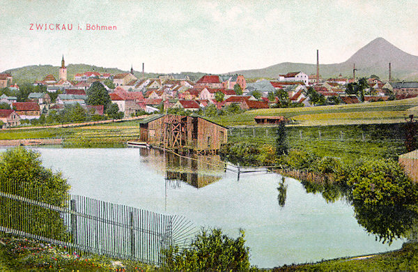 Auf dieser Ansichtskarte sieht man den Bräuhausteich (auch Badeteich genannt) in der Zeit, als ihm Hoffmanns Teich, der kurz vor dem Ersten Weltkrieg gegründet worden ist, noch nicht konkurrierte.