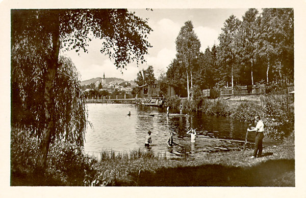 This picture postcard documents the Brewer's pond under the Zelený vrch-hill, which already before the end of the 19th century had been used as bathing-pond.