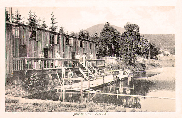 Diese Ansichtskarte aus den 20er Jahren des 20. Jahrhunderts zeigt das Freibad im Bräuhausteich unter dem Zelený vrch (Grünberg).
