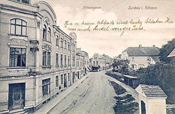 Kdysi secesní hotel Sever v Žitavské ulici. Kaplička v popředí již také dávno zmizela, kupodivu se zachoval dům s dvěma komíny a polovalbou, který tvoří dominantu pravé části pohledu.