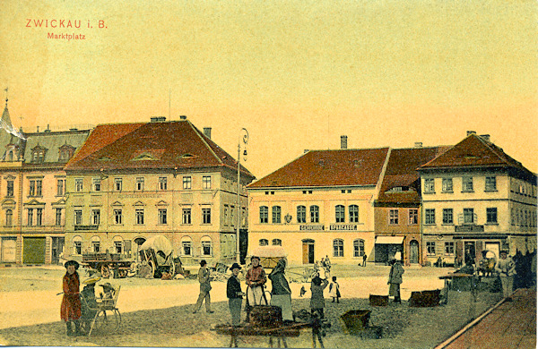 Diese Ansichtkarte zeigt den Marktplatz mit den Häusern an seiner Ostseite, unter denen das Haus des Bürgermeisteramts mit der Bürgerschule hervorsticht.