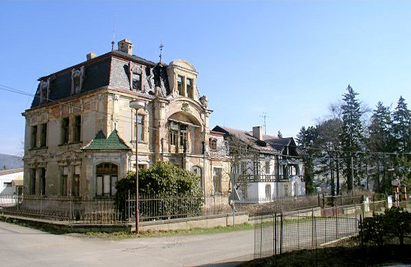 Tato fotografie zachycuje obě vily v roce 2003.