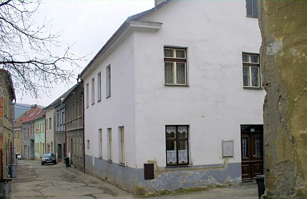 Tato fotografie zachycuje stejný dům v roce 2003.