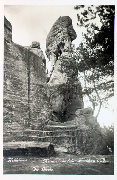 Auf dieser Ansichtskarte sieht man die Ansicht des höchsten Felsenturms des Hohlsteins von der Fläche unter dem Theodor Körner-Relief.