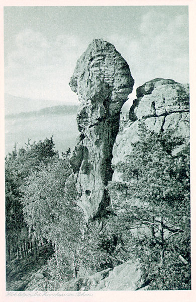 Diese Ansichtskarte ohne Datum zeigt den höchsten Felsen auf dem Kamme des Dutý kámen (Hohlstein), nach dem der ganze Kamm genannt ist. Seit 1914 hiess er aber Körnerhöhe nach dem in einen Felsen eingehauenen Relief des Dichters Theodor Körner.