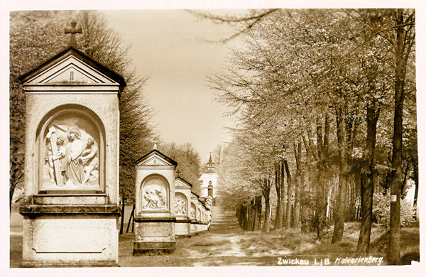 Diese Ansichtskarte zeigt den Zwickauer Kreuzweg mit der Gipfelkapelle der heiligen Grabes. Die Kapellen standen in einer im Jahr 1883 gepflanzten Lindenallee.