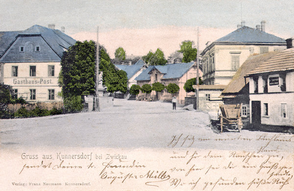 Na této pohlednici vidíme střed obce s mostem přes Svitávku, za nímž je vpravo poštovní úřad a vlevo hostinec „U Pošty“.