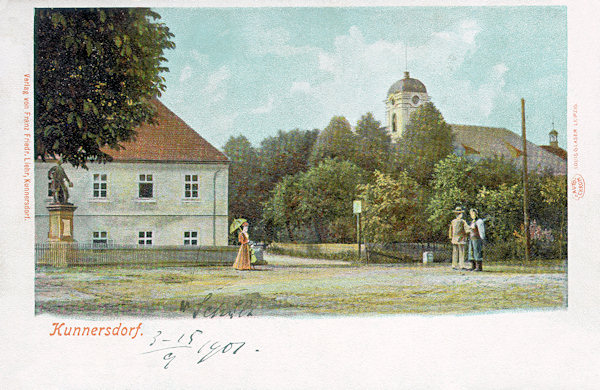 Na pohlednici z přelomu 19. a 20. století vidíme budovu národní školy s pomníkem císaře Josefa II., a kostel Povýšení sv. kříže v pozadí.