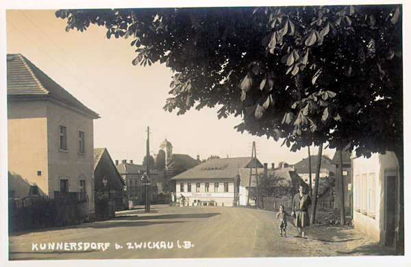 Tato meziválečná pohlednice zachycuje hlavní silnici od Jablonného v Podještědí s hostincem „U Pošty“ uprostřed. V pozadí je kostel Povýšení sv. Kříže.