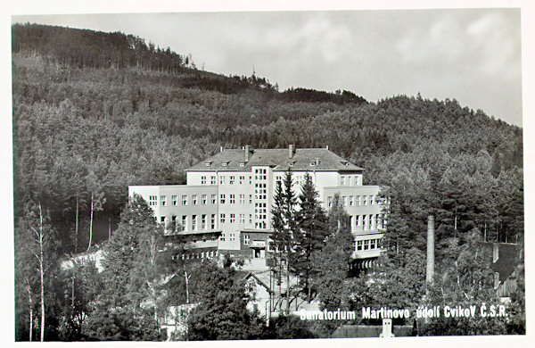 Tato pohlednice zachycuje novou budovu sanatoria v Martinově Údolí, postavenou v roce 1932 z prostředků nemocenských pojišťoven v Rumburku a České Kamenici. Po 2. světové válce zde byla zřízena plicní léčebna.