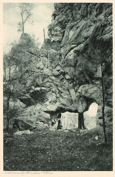 Tato pohlednice zachycuje skalní bránu na severním konci skalního masivu Milštejna.