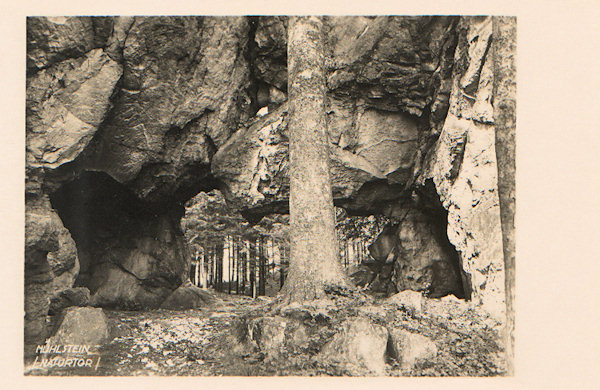 Na pohlednici ze 30. let 20. století vidíme milštejnskou skalní bránu z východní strany.
