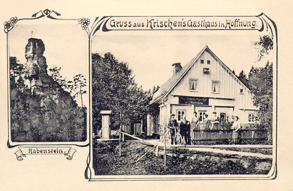 Tato pohlednice z roku 1922 zachycuje vedle oblíbeného Kriescheho hostince v Naději také Křížovou věž, vyčnívající z návrší nad osadou. Kříž na jejím vrcholku nechali v roce 1833 postavit pánové Schicht a Wiesner, majitelé továrny v Antonínově Údolí.