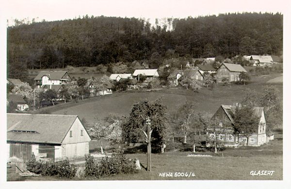 On this picture postcard from 1929 we see the houses in the upper part of the village under the projection of the Trávnický vrch, formerly named after its owner Knespel.