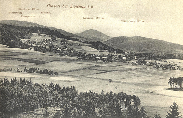 Auf dieser Ansichtskarte sieht man die Landschaft der Umgebung von Trávník (Glasert) im Blick aus dem Süden vom Zelený vrch (Grünberg). Rechts ist der Kamenný vrch (Steinberg), links ein Ausläufer des Trávnický vrch (Glaserter Berg), unmittelbar hinter ihm der langgezogene Suchý vrch (Dürrberg) und in der Mitte die Lausche.