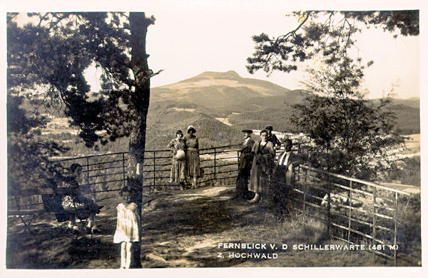 This picture postcard shows the „Schillerwarte“ at the northern slope of the Zelený vrch-hill, a popular excursion resort of the inhabitants of Cvikov. The look-out into the country is closed by the Hvozd hill with its two peaks.