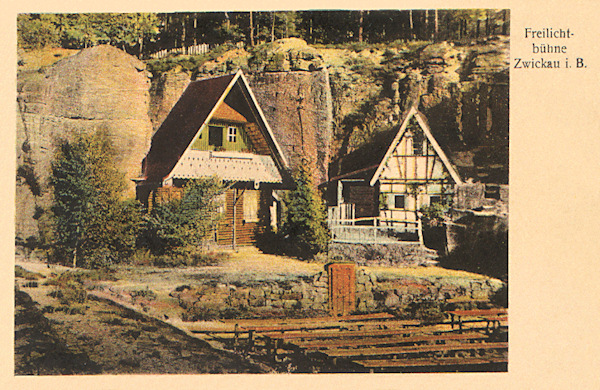 Diese Ansichtskarte zeigt das Waldtheater von Cvikov (Zwickau), das im Jahr 1920 in einem der alten Sandsteinbrüche im südwestlichen Ausläufer des Zelený vrch (Grünberg) eröffnet worden ist.