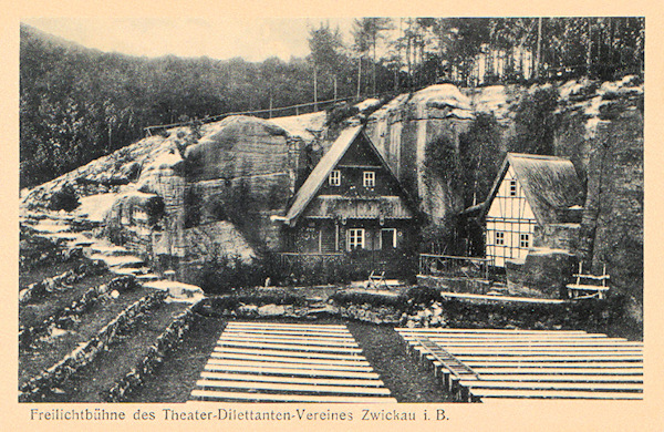 Na této pohlednici vidíme kdysi velmi oblíbené lesní divadlo pod Zeleným vrchem nedlouho po jeho založení v roce 1920.