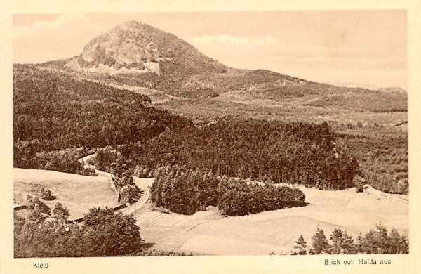 Pohlednice z roku 1927 zachycuje horu Klíč od jihu z Borského vrchu. V popředí se vine železniční trať do Rumburka.