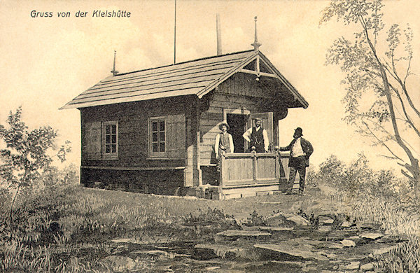Na pohlednici z roku 1910 vidíme turistický přístřešek na vrcholu Klíče.