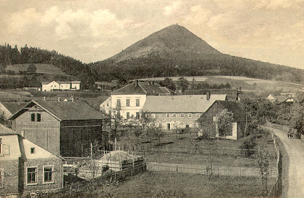 Pohlednice z roku 1913 zachycuje Svor s horou Klíč v pozadí. Ve světlé budově uprostřed dnes sídlí obecní úřad, vlevo nad obcí vidíme nádraží.