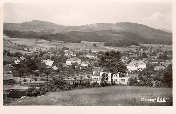 Pohlednice ze 30. let 20. století zachycuje Svor ze svahu Sokolíku. Za stromem v popředí vidíme již novou budovu nádraží a vpravo za ní nově postavenou českou školu.