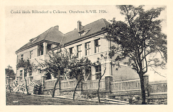 Tato pohlednice zachycuje nově postavenou českou školu, otevřenou 8. srpna 1926. Budova stojí u staré silnice do Nového Boru a svému účelu slouží dodnes.