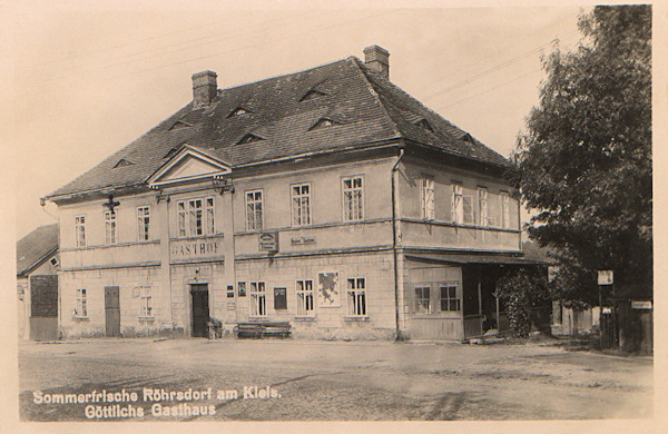 Na této pohlednici vidíme bývalý Göttlichův hostinec, jehož budova dodnes stojí u hlavní silnice do Rumburka.