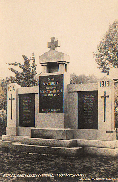 Na této pohlednici vidíme pomník padlým z 1. světové války, který podobně jako řada dalších pomníků v pohraničí po roce 1945 beze stopy zmizel.