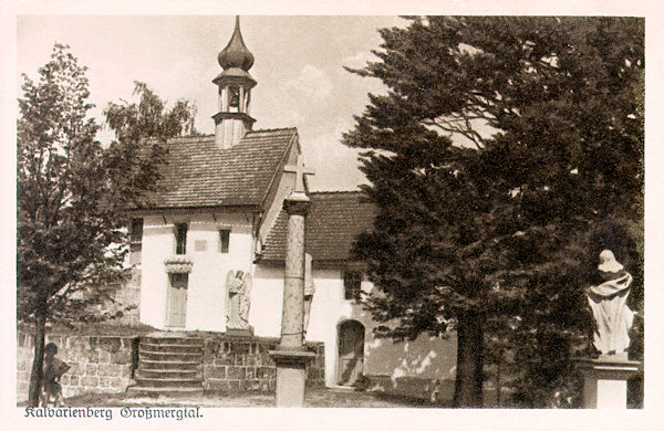 Na pohlednici z roku 1926 je bývalý kostelík, postavený roku 1750 na Kalvárii u Mařenic. Kostelík byl součástí Křížové cesty a směřovaly k němu velké pouti.
