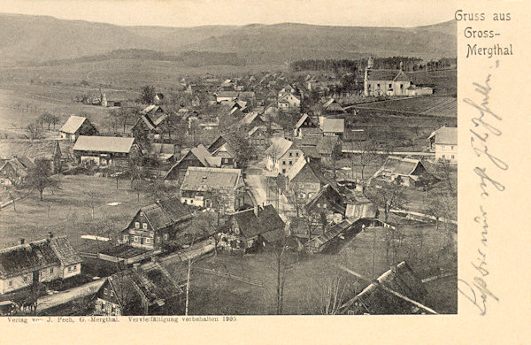 Na pohlednici z roku 1905 vidíme střední část obce s domky podél kunratické silnice v popředí. Vpravo vzadu je kostel sv. Máří Magdaleny.