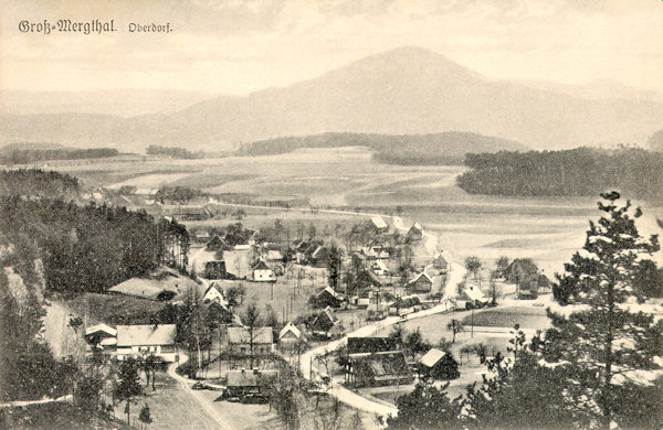 Na pohlednici z roku 1925 vidíme domky v horní části obce u silnice do Dolní Světlé. Na obzoru je Zelený vrch.