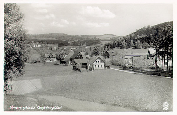 Pohlednice z roku 1942 zachycuje obec od jihu. Vpravo vidíme starou cestu od Kunratic s hájovnou ukrytou za stromy a zalesněný svah Kalvárie. V pozadí vlevo je kostel sv. Máří Magdaleny.