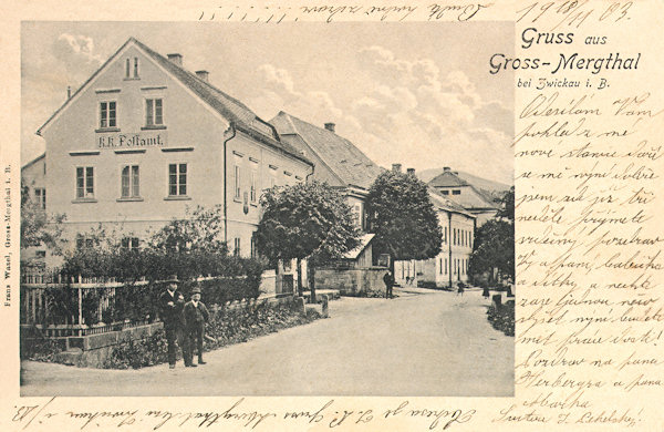 Zajímavá pohlednice z roku 1903 zachycuje skupinu domů na hlavní ulici před kostelem. V popředí je budova tehdejšího poštovního úřadu.