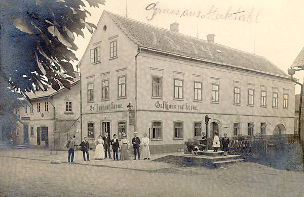 Pohlednice z roku 1907 zachycuje dnes již zbořený hostinec U koruny, který stával naproti bývalé škole pod kostelem. V pozadí je dnešní hostinec Husky.