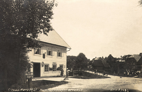 Na pohlednici ze 20. let 20. století vidíme obchod se smíšeným a střižním zbožím Karla a Anny Winklerových. Dům dodnes stojí v dolní části obce u odbočky k hájovně.