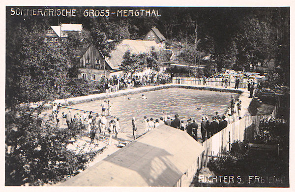 Tato pohlednice zachycuje koupaliště u Richterova hostince pod Kalvárií, zřízené na sklonku 20. let 20. století. V poválečném období byla nádrž zasypána a dnes je na jejím místě zahrada.