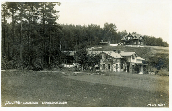 Na pohlednici z doby kolem roku 1930 vidíme bývalé sluneční lázně při cestě z Juliovky do Hamru a výše na stráni stojící Schnitzerův penzion. Obě stavby se zachovaly dodnes.