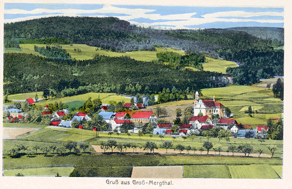Tato pohlednice zachycuje střed obce s kostelem sv. Máří Magdalény od jihu.
